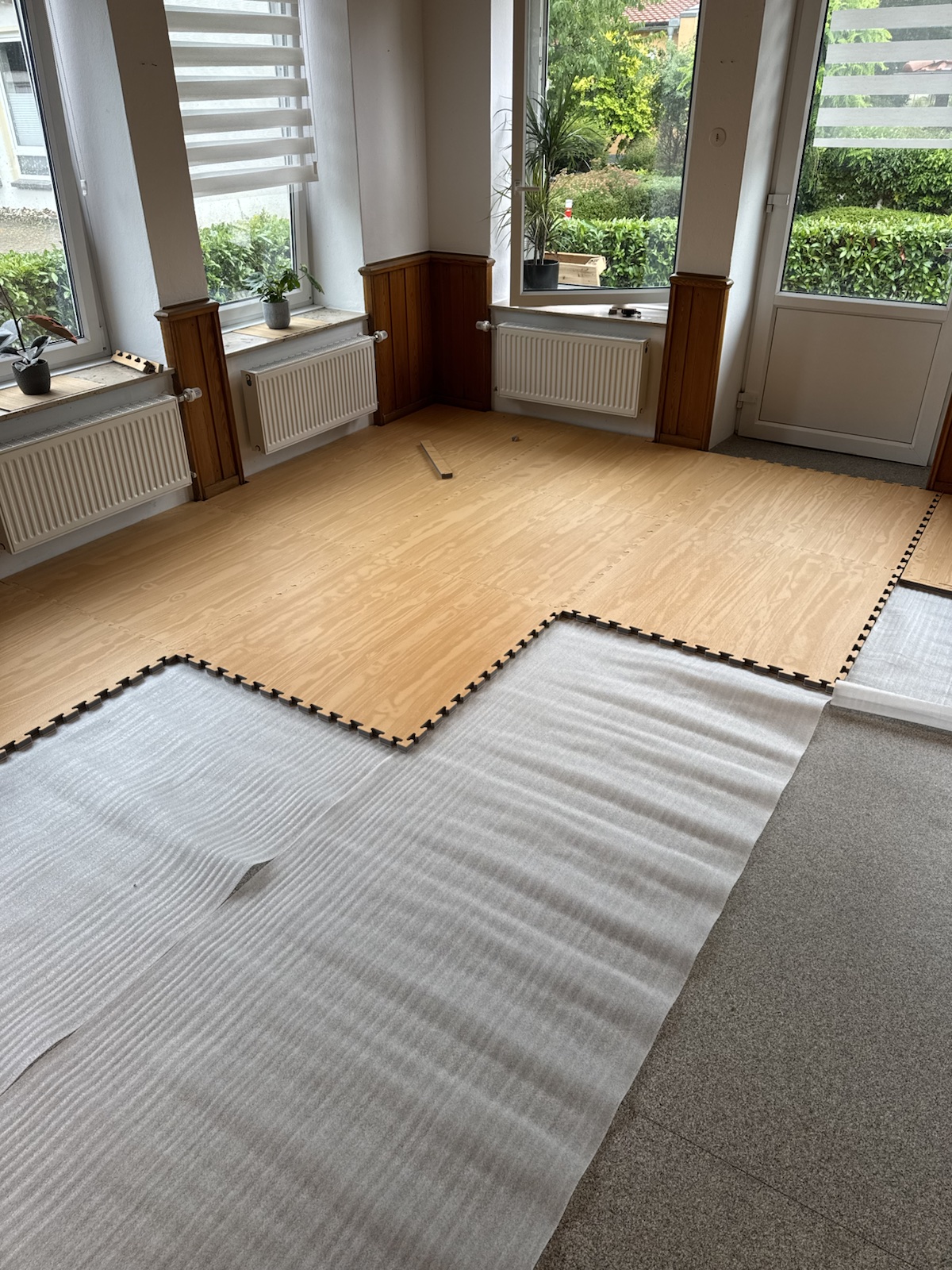 Aufbau des Trainingsbodens in der Karateschule Lahde