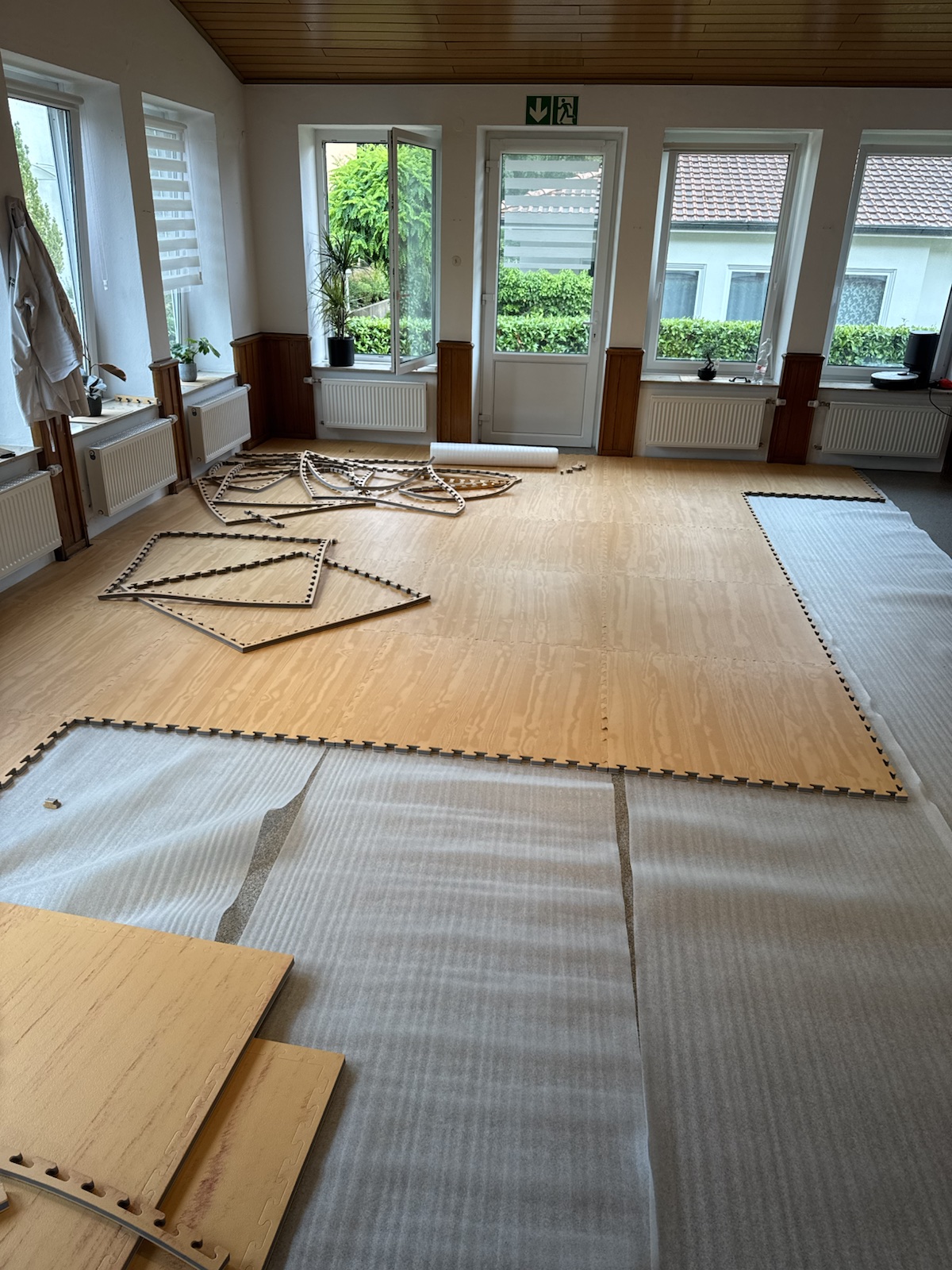 Verlegung der Holzoptik-Trainingsmatten im Dojo der Karateschule Lahde