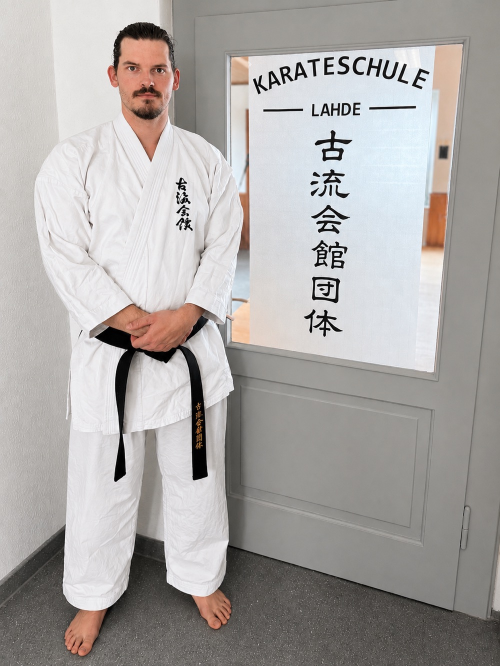 Trainer Rene Tegeler am Eingang der Karateschule Lahde