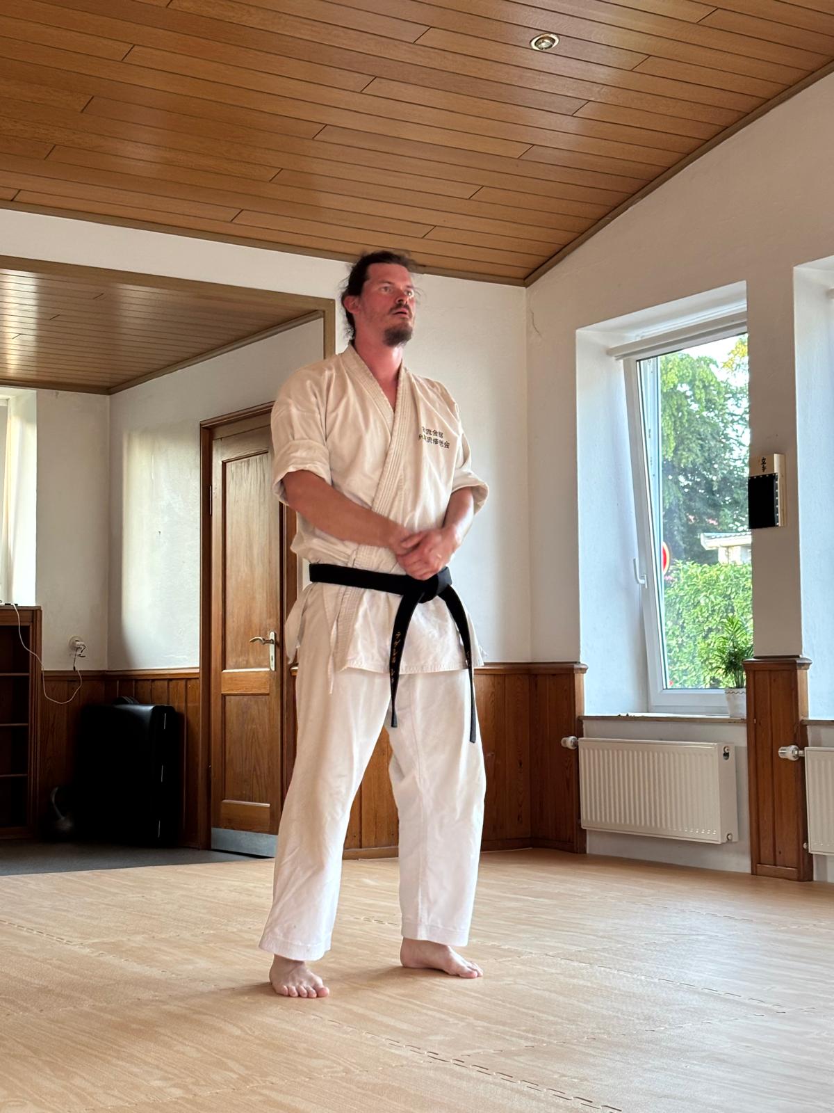 Rene Tegeler sammelt sich vor dem Training im Dojo der Karateschule Lahde
